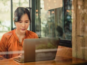 A woman working on laptop in the cafe.